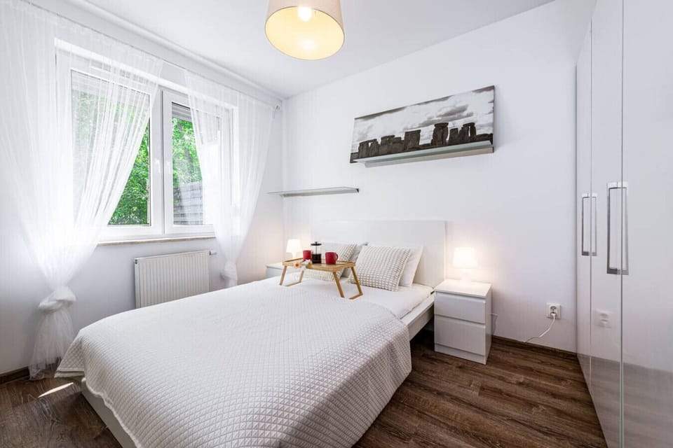 Bedroom with comfortable queen bed | Book Now with RENTUJEMY