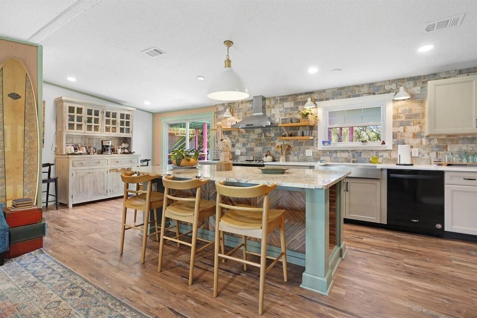Kitchen and Breakfast Bar