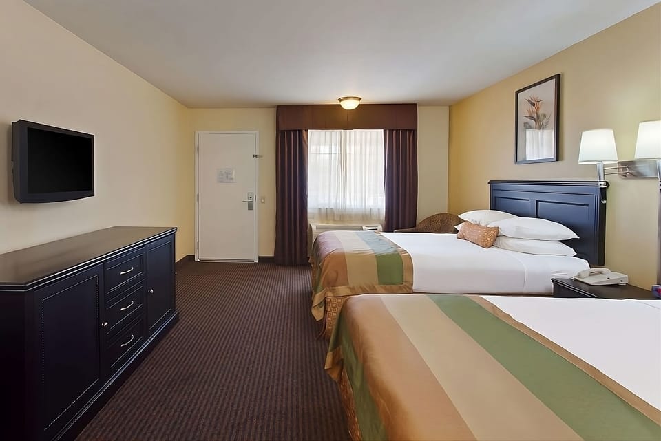 2 Queen size bed for your comfy and relaxing stay.