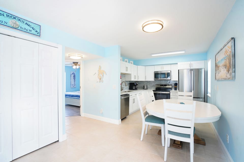 Hideaway's Kitchen and dining area