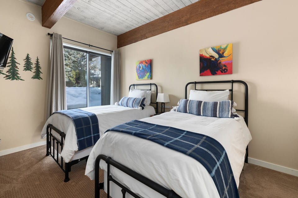 Bedroom 2 - 2 Twin Beds