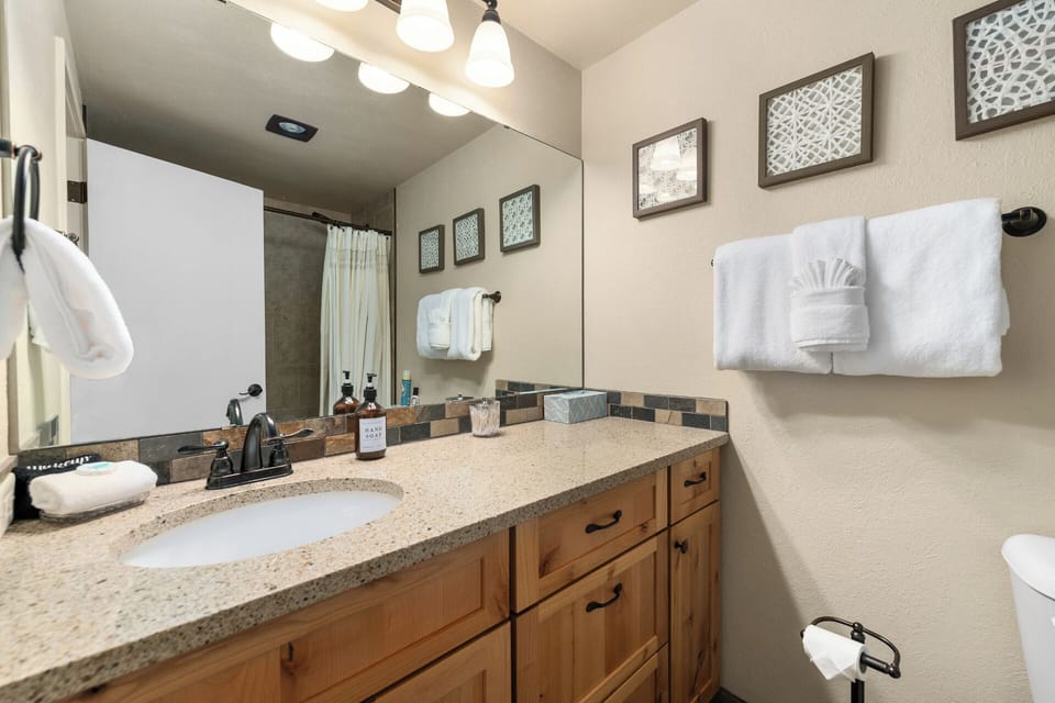 Bathroom 1 within Bedroom 1 - Shower/Tub Combo