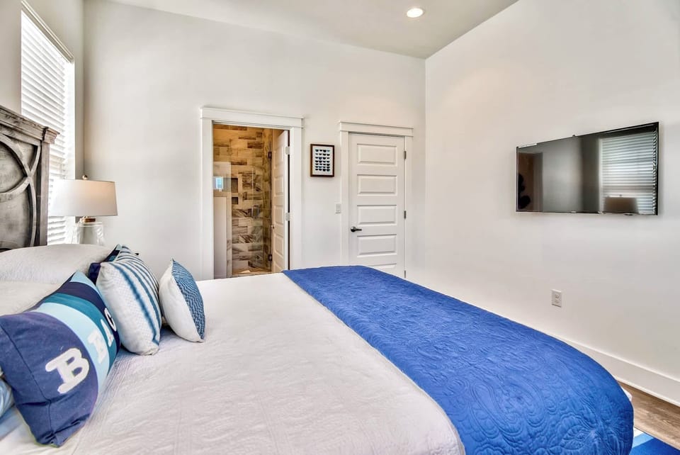 2nd Floor - King suite with ensuite bathroom