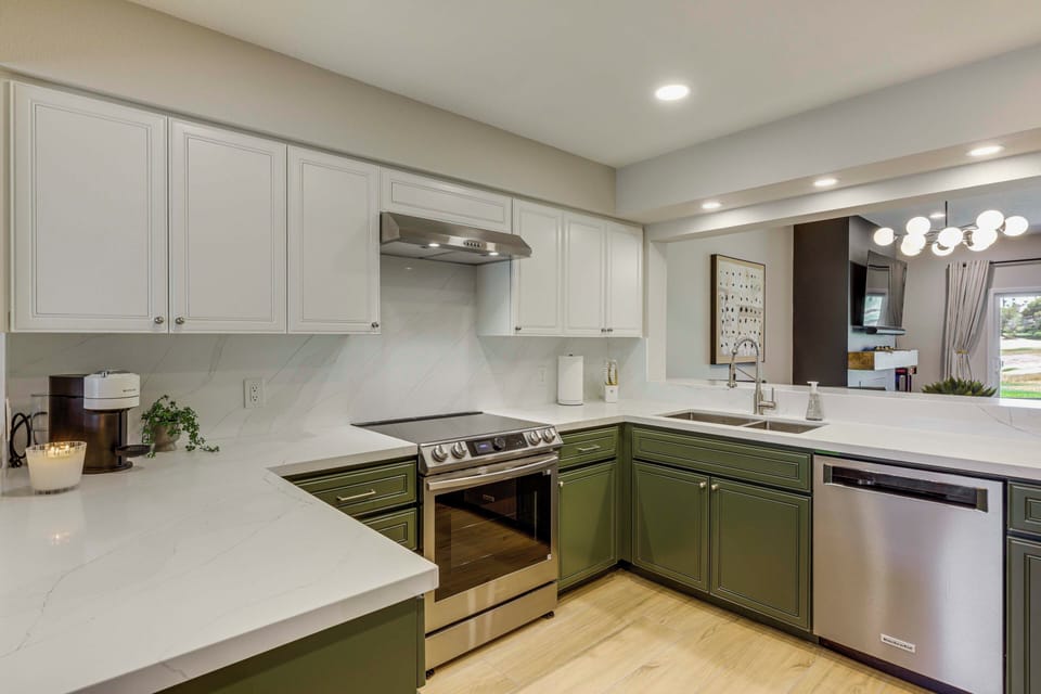 Kitchen | Blender | Toaster | Slow Cooker | 4-Person Dining Table