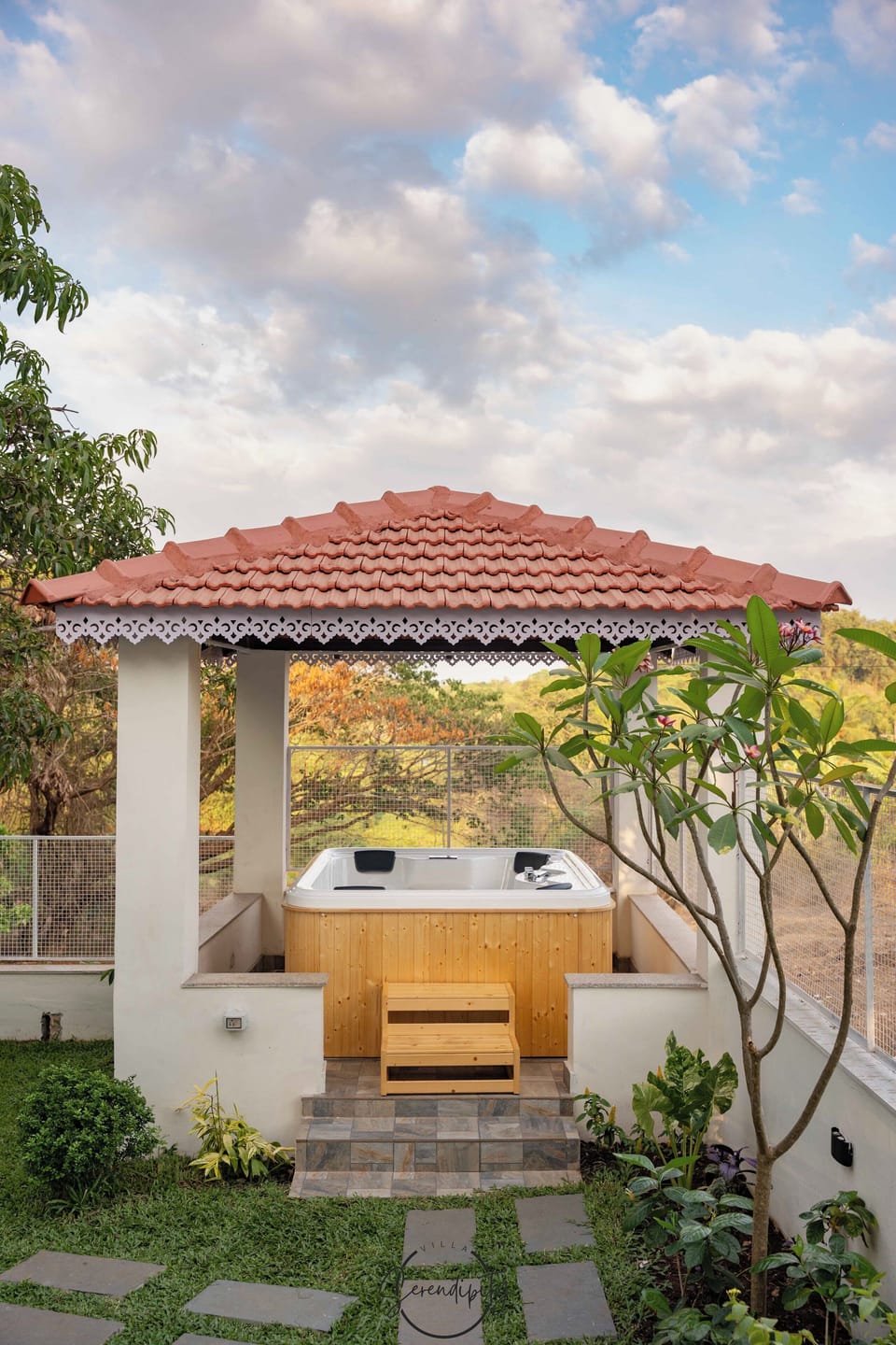 Outdoor spa tub