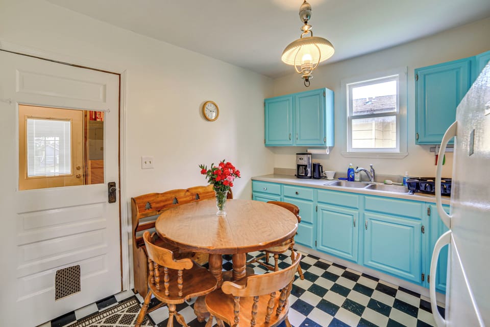 Dining Area | Dishware/Flatware