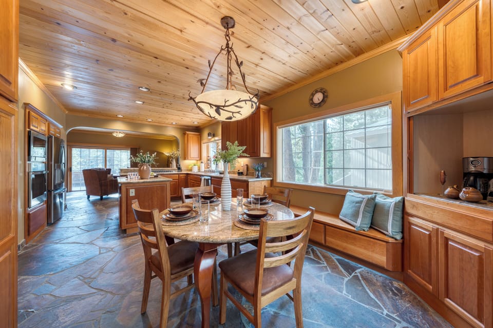 Round dining table