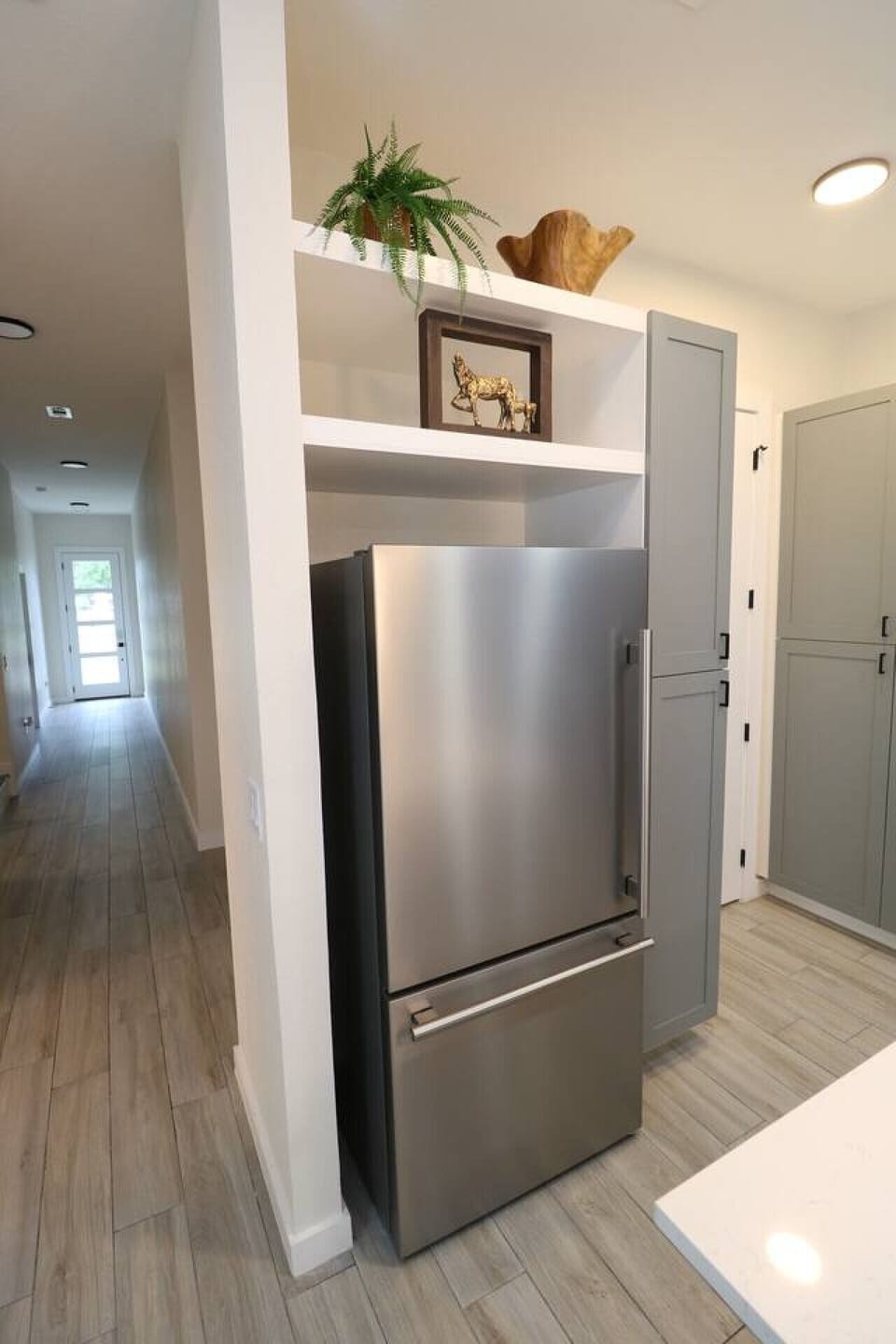 Kitchen Refrigerator/side walk
