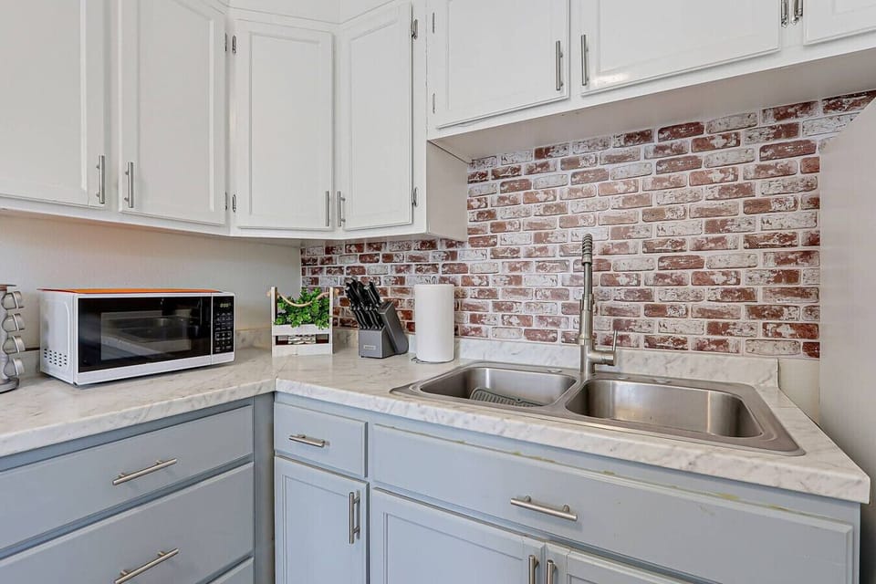 Kitchen/sink/microwave