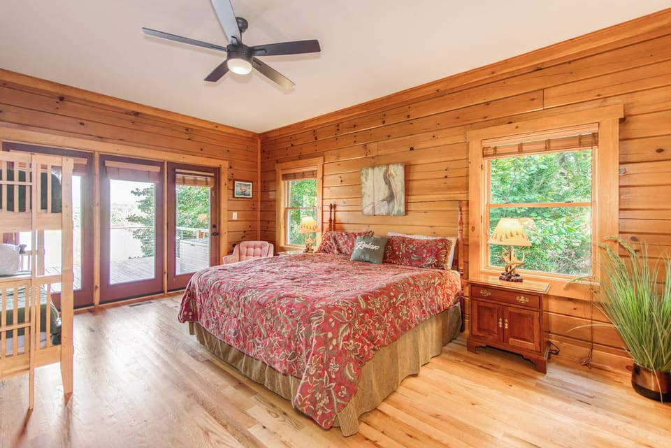 Upstairs bedroom with en-suite - king size bed and twin bunks