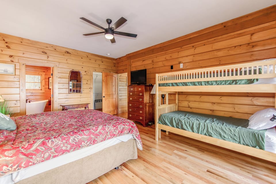 Upstairs bedroom with en-suite - king size bed and twin bunks