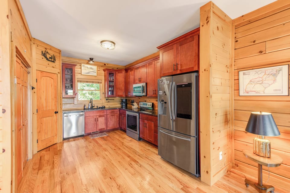 Kitchen (fully stocked with cookware and dishware)