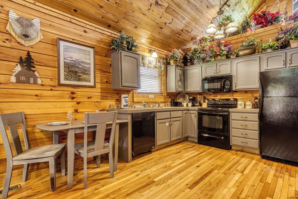 Pigeon Forge Cabin with an Indoor Pool "Wet and Wild" - Dining area and fully furnished kitchen