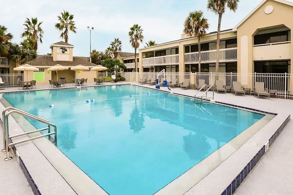 Hotel Pool