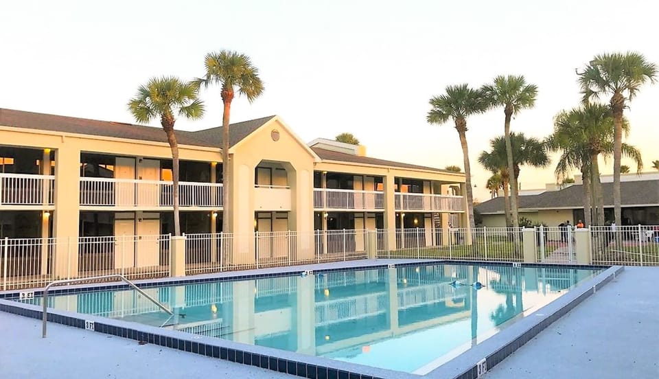 Free access to the outdoor pool