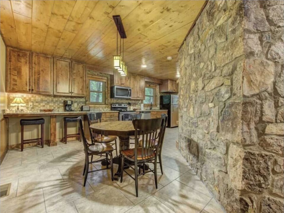 Lil Bear's Den's inviting dining area