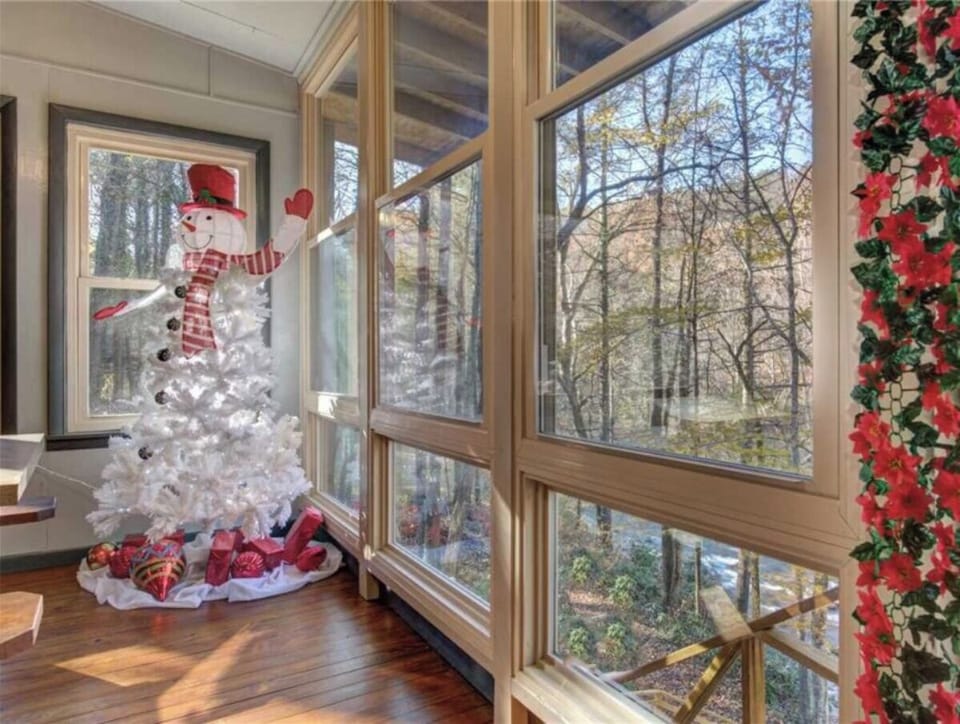 Lil Bear's Den's relaxing sunroom