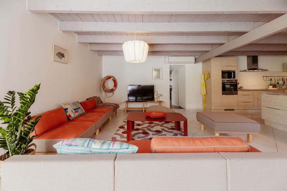 Le Chai Roudoudou, salon, canapés, fauteuils, TV, climatisation