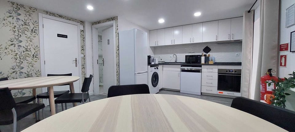 Espaço de refeições, cozinha e casa de banho completa R/C