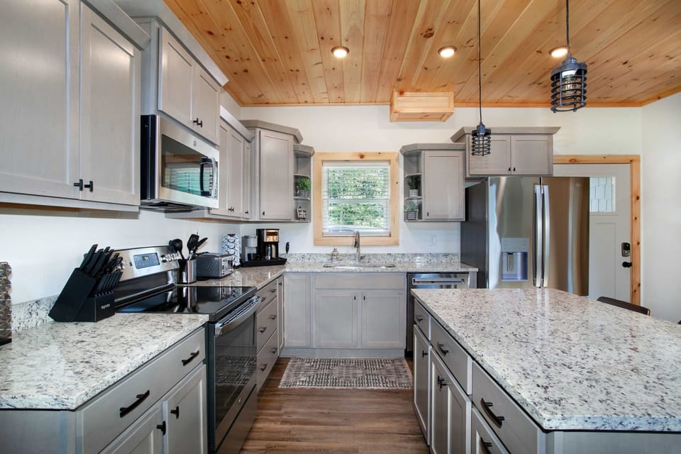 Well appointed Chef's Kitchen! 