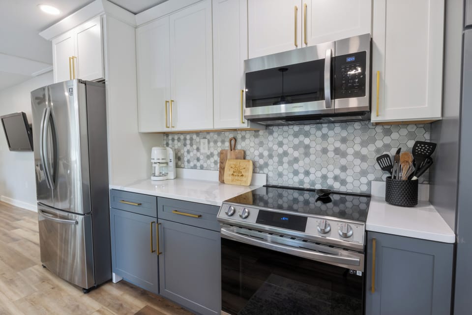 Updated kitchen w/all the essentials you'll need!
