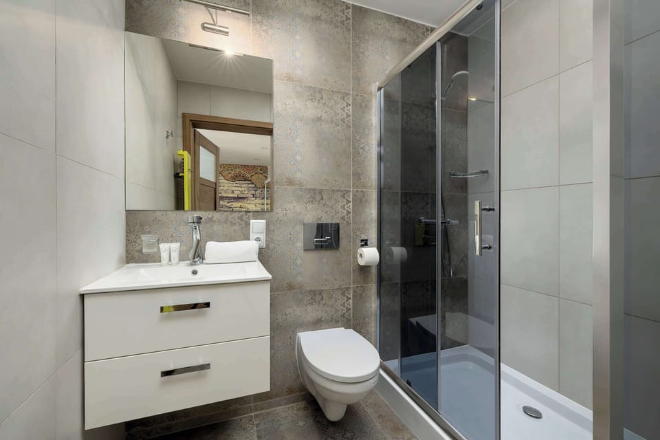 The bathroom's modern amenities ensure a comfortable stay.