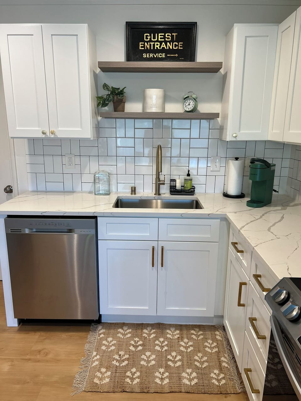 Beautiful updated, fully stocked kitchen