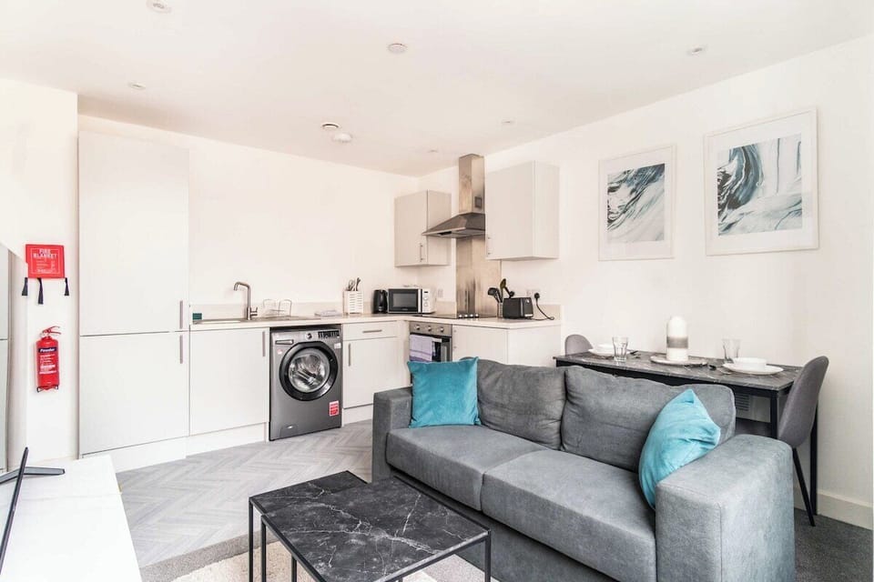 Open-Plan Flow – Seamlessly connected to the dining and kitchen areas.