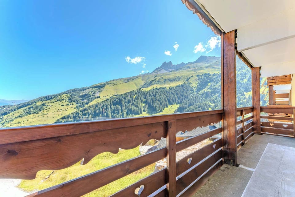 Wake up to breathtaking panoramic views of Méribel and the 3 Vallées – your private balcony is the perfect place for morning coffee or an evening wine under alpine skies.
