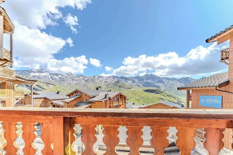 Breathtaking balcony view over Val Thorens and the Alpine peaks – a true postcard moment.