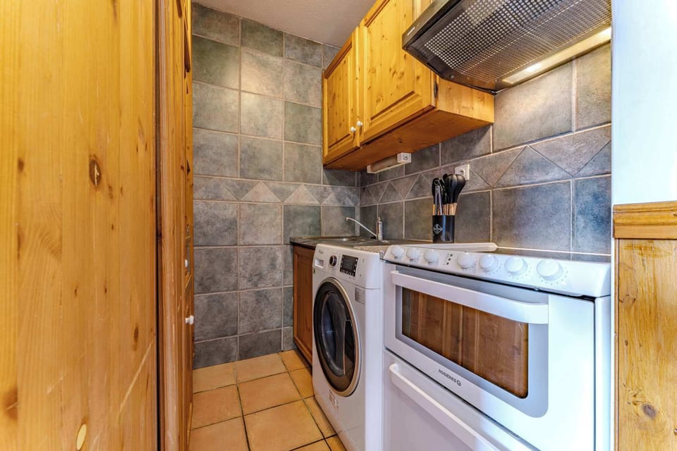 Fully equipped kitchen – raclette, oven, toaster, everything you need for a perfect ski apartment stay.
