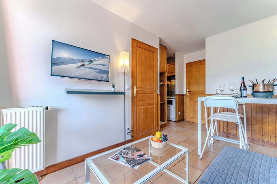 Enjoy fondue nights, TV entertainment, and a fully equipped kitchen – all with a mountain backdrop.