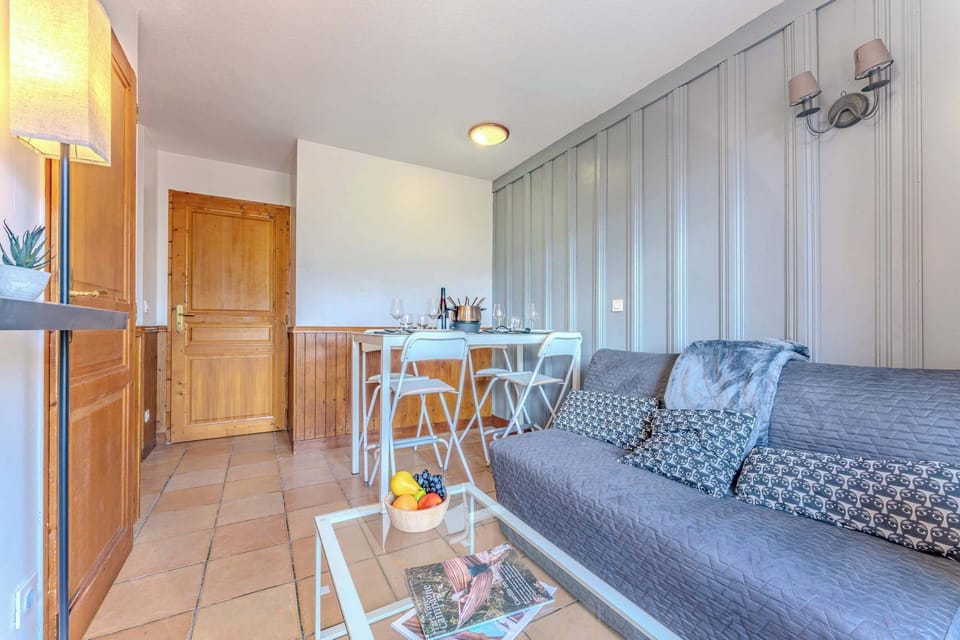 Warm and welcoming alpine lounge – perfect for relaxing after a day on the slopes of Val Thorens.