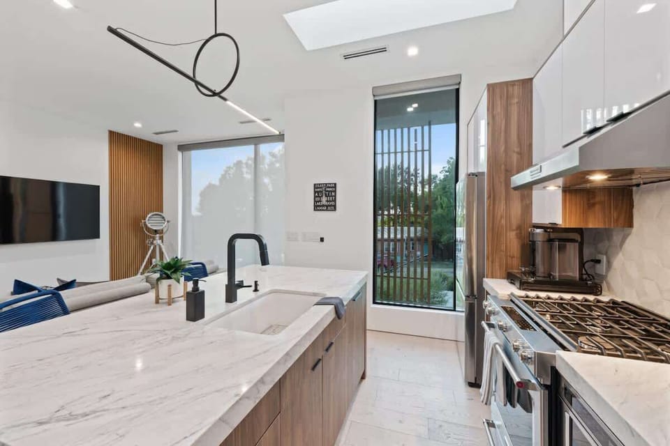 Everything you need, just steps away: a well-equipped kitchenette.