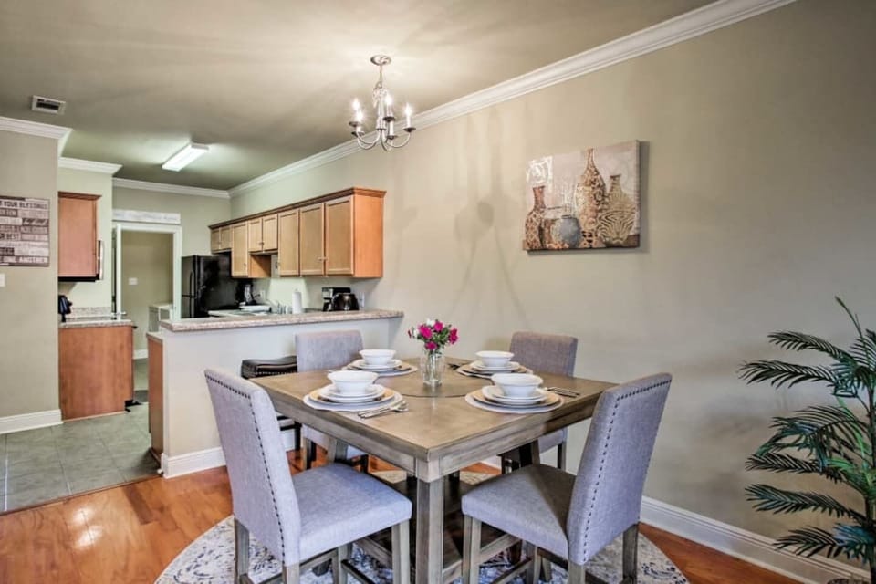 Dining space for 6+