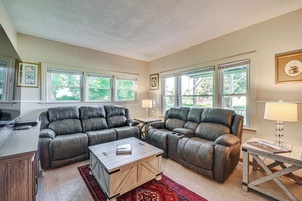 Oak Grove Vacation Rental | 2BR | 1BA | 1,500 Sq Ft | 7 Steps Required