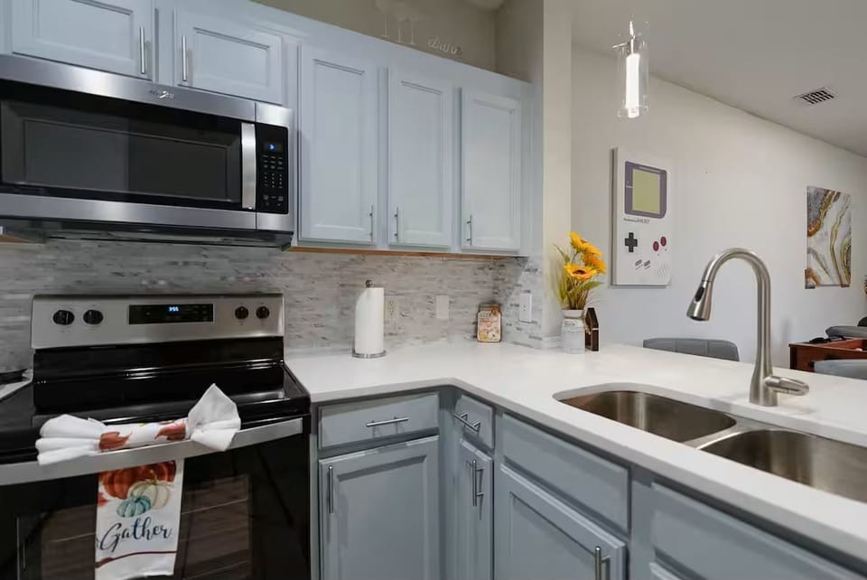 Full Size Renovated Kitchen, Keurig Coffee maker,espresso ,Mickey Waffle maker