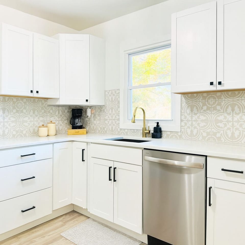 Fully Stocked Kitchen • Modern Cabinets & Appliances