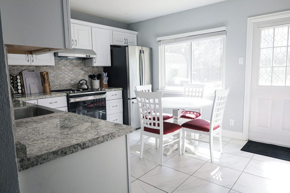  Eat in Kitchen