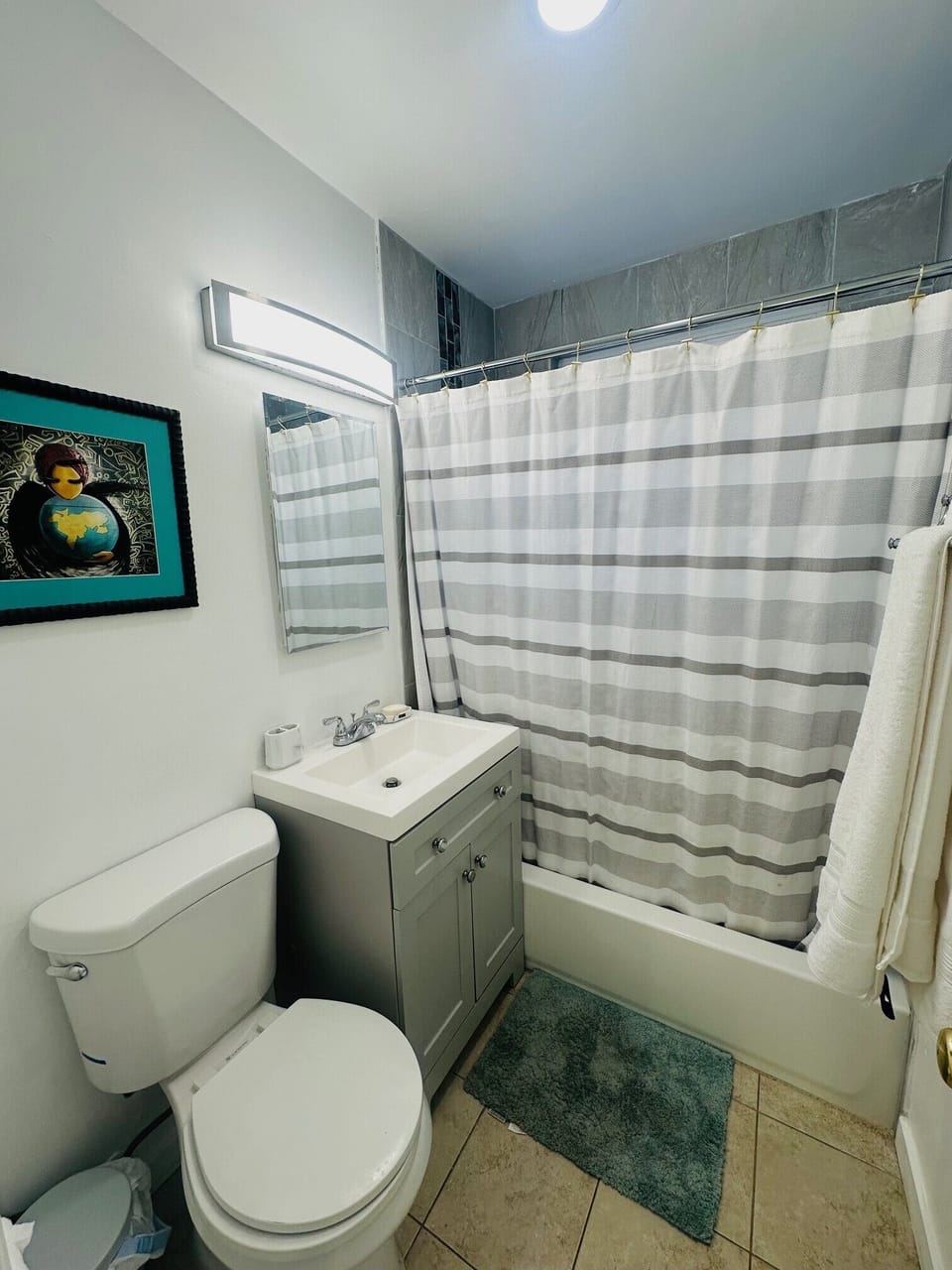 Bathroom with shower/tub, blow dryer, fluffy towels 
