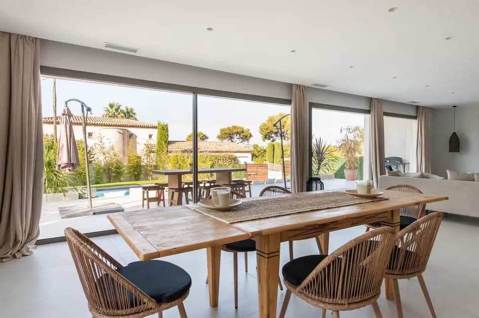 villa; swimming pool; terrace; bay window;