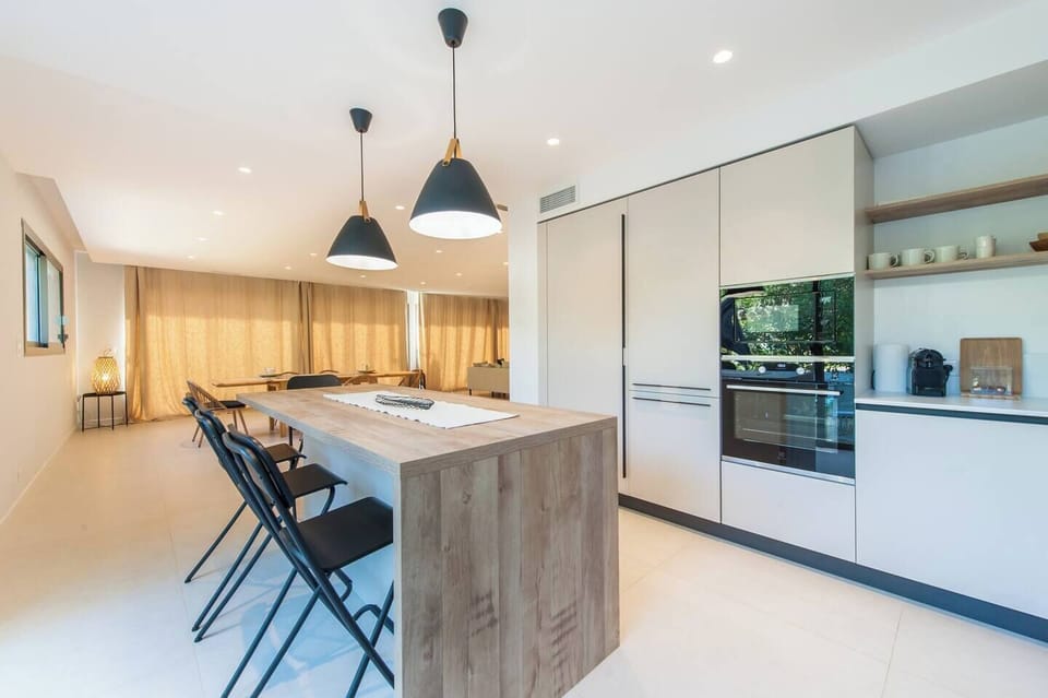 villa; kitchen; oven; fridge; coffee machine;