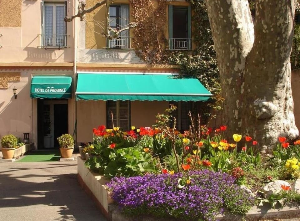 Arrive to a flower-filled entrance and sunny Provençal charm.