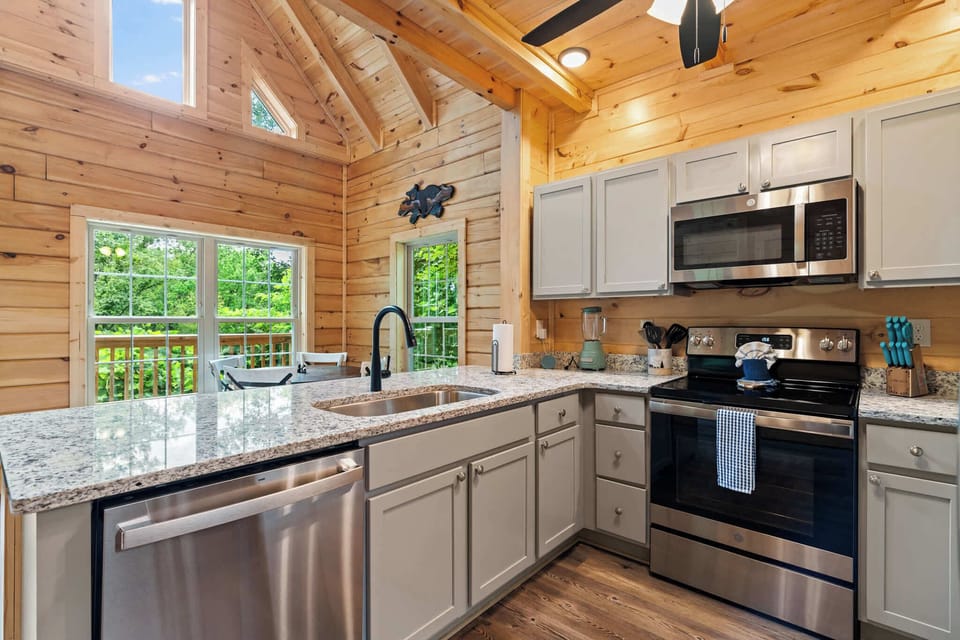 Gorgeous and Well Stocked Kitchen 