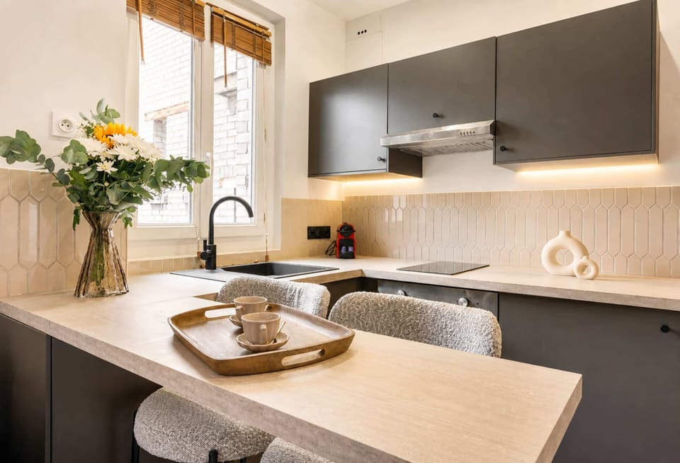 Well equipped kitchen with washing machine and amenities