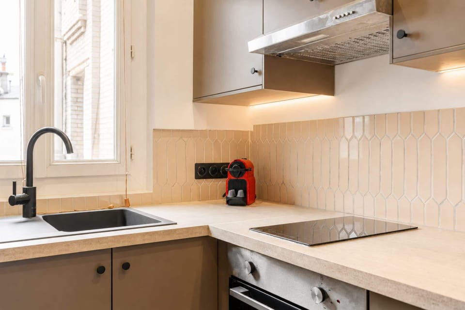 The kitchen is fully equipped with quality amenities for a perfect stay !