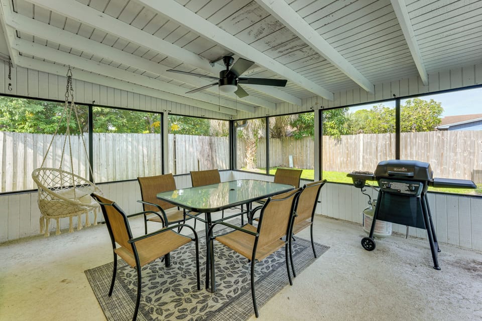 Lanai | Gas Grill | Outdoor Dining Area