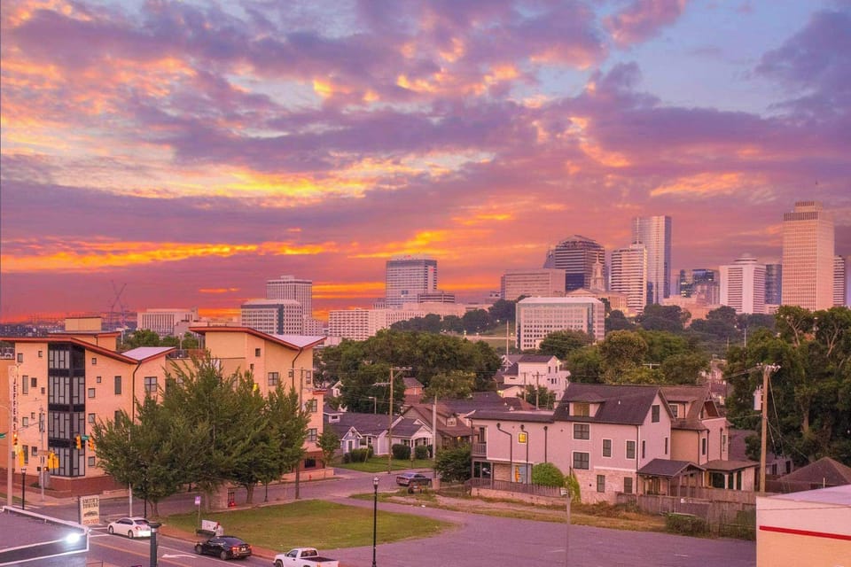 Amazing Top Level Deck with Smart TV, Fire-Table and  Downtown Nashville VIEWS!