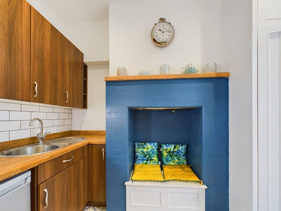 Full kitchen with stove oven fridge freezer, microwave and washing machine