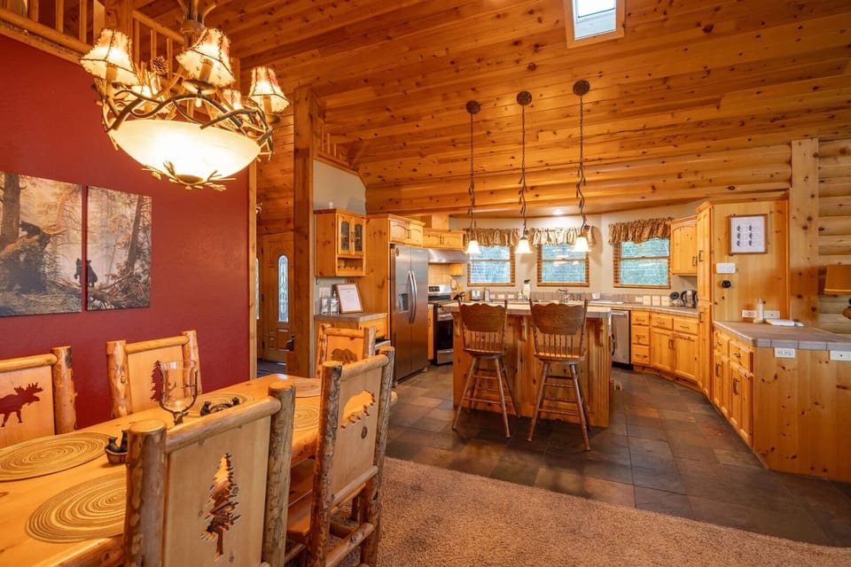 Full Kitchen / Dining Room